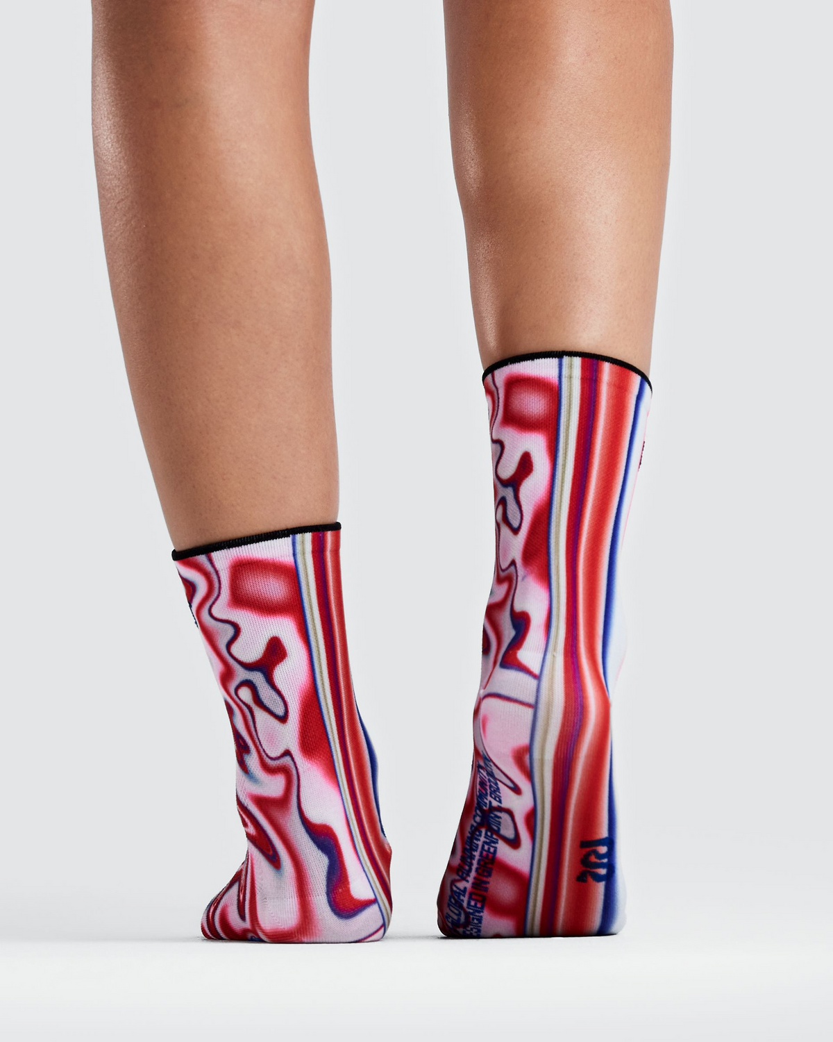 Medias de running Bandit Lite Run, color Melted Stripe Gradient - vista posterior en modelo