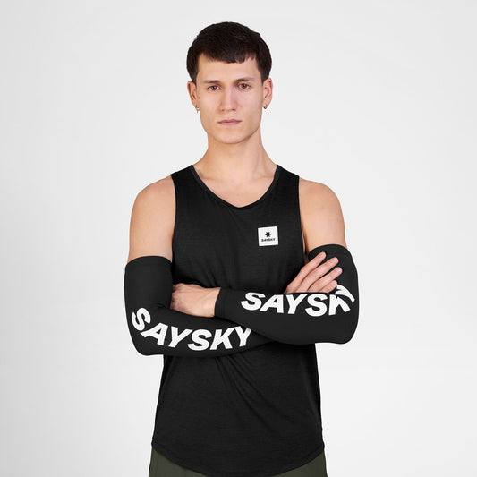 Mangas de running SAYSKY Combat, color negro - vista frontal en modelo