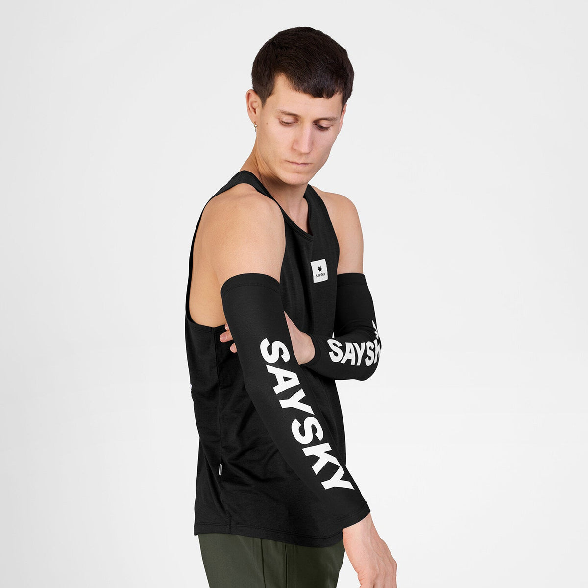 Mangas de running SAYSKY Combat, color negro - vista lateral en modelo