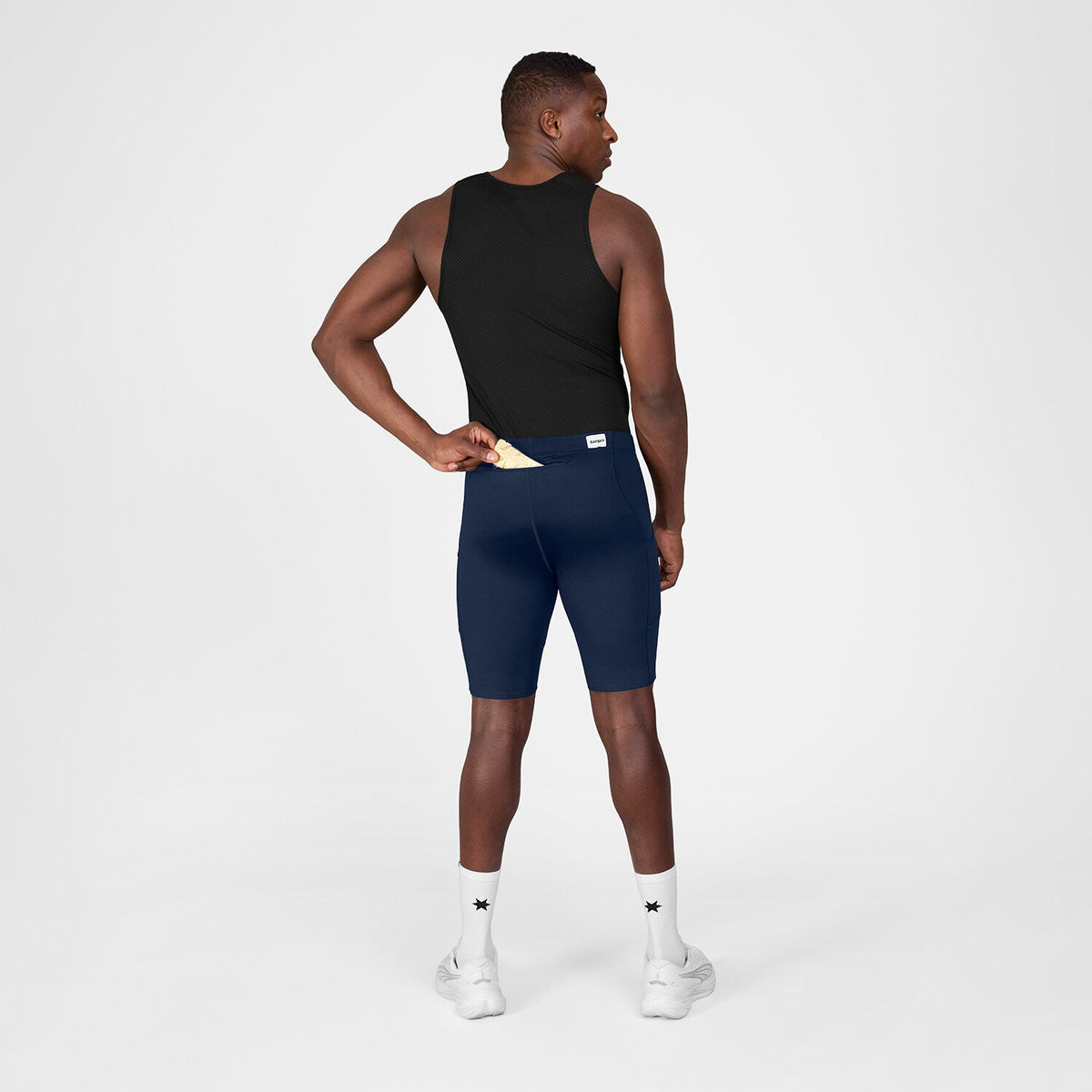 Malla corta SAYSKY Combat+ 9" para hombre, color azul - vista posterior en modelo