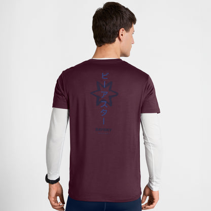 Polo de running SAYSKY Pace para hombre, color Burgundy - vista posterior en modelo
