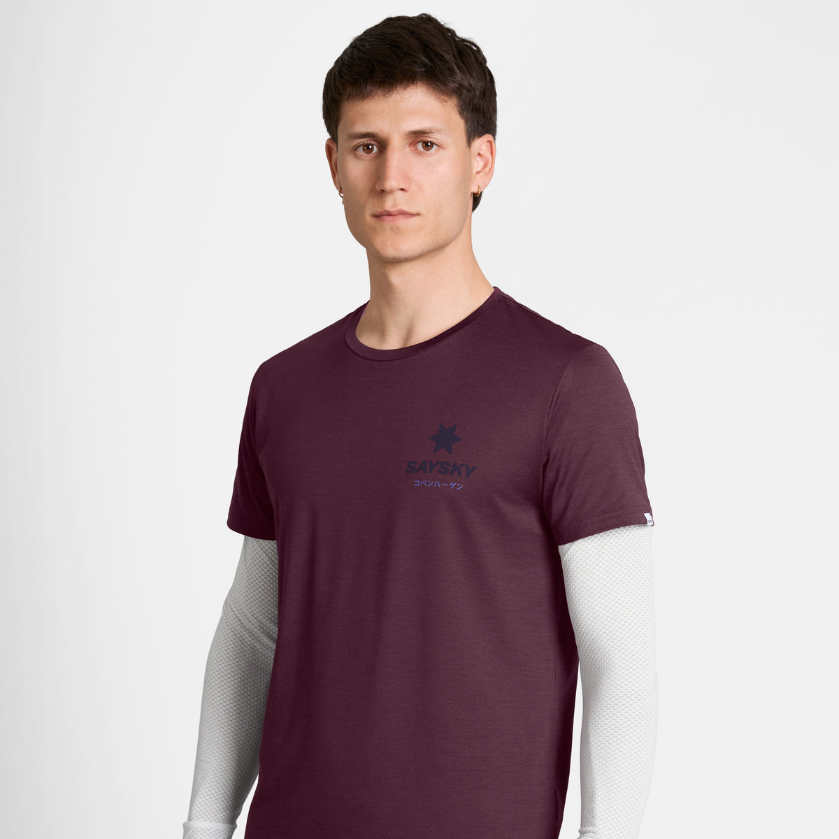 Polo de running SAYSKY Pace para hombre, color Burgundy - vista frontal en modelo