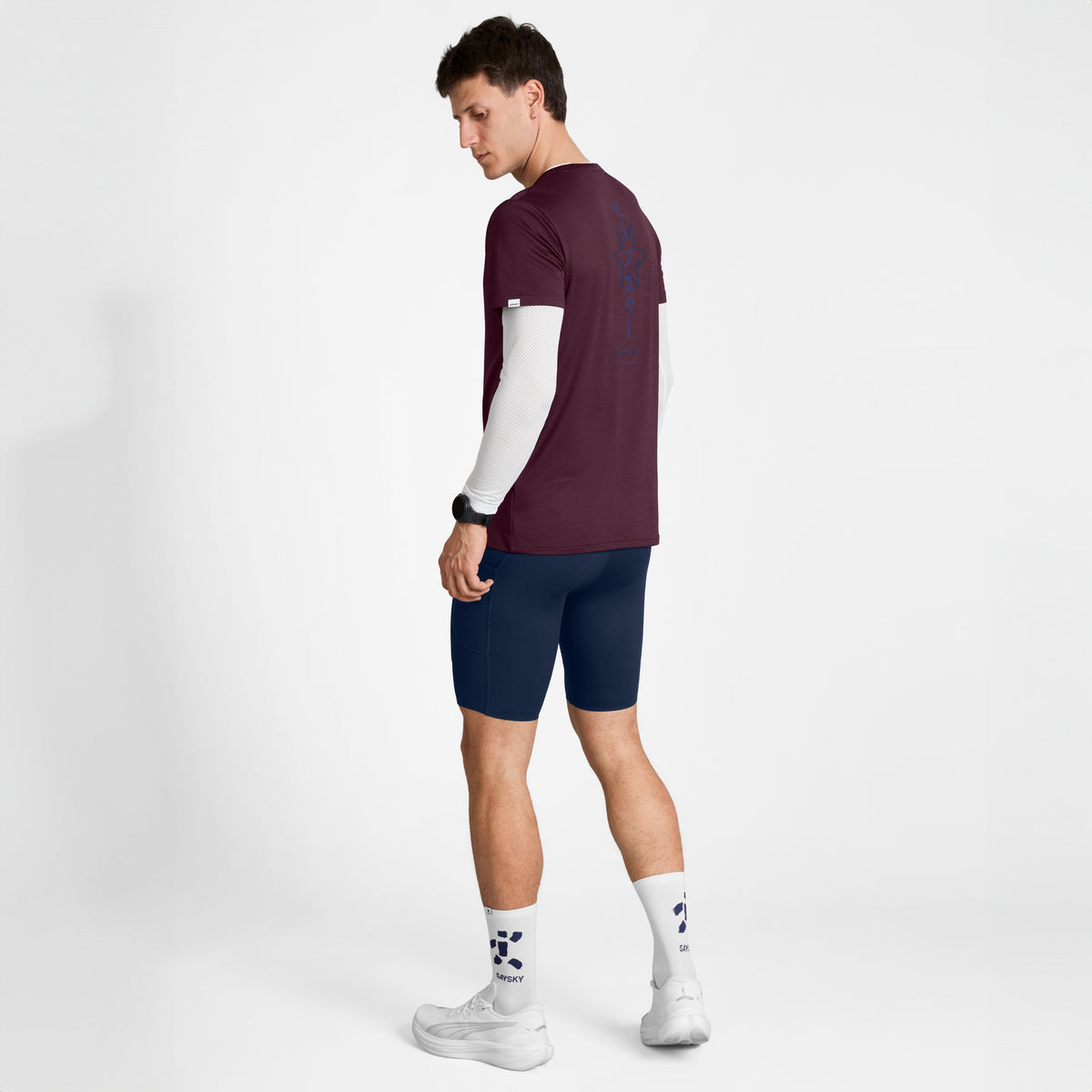 Polo de running SAYSKY Pace para hombre, color Burgundy - vista posterior de cuerpo entero en modelo