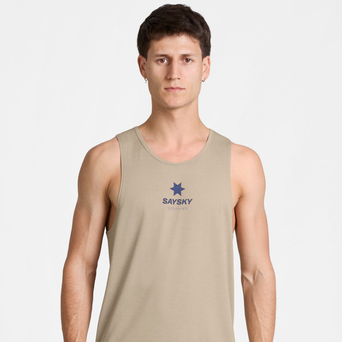 Bividí de competencia SAYSKY Combat Pro para hombre, color Sand - vista frontal en modelo