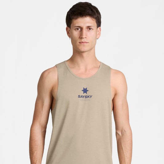Bividí de competencia SAYSKY Combat Pro para hombre, color Sand - vista frontal en modelo