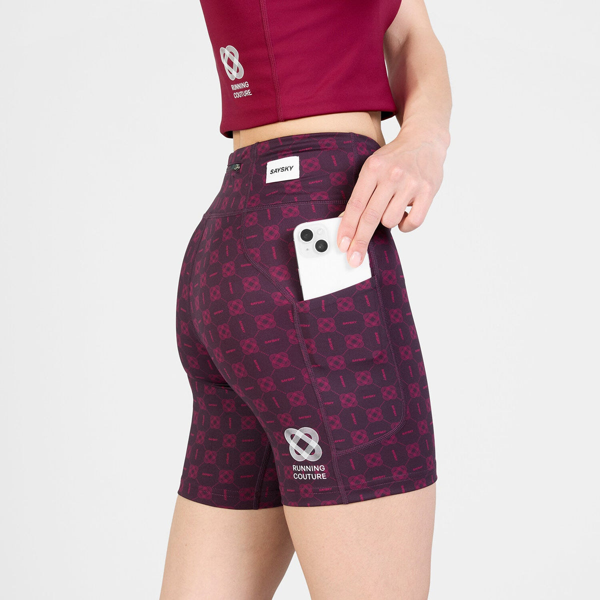Malla corta SAYSKY Combat+ 7" para mujer, color Couture Burgundy - vista lateral en modelo