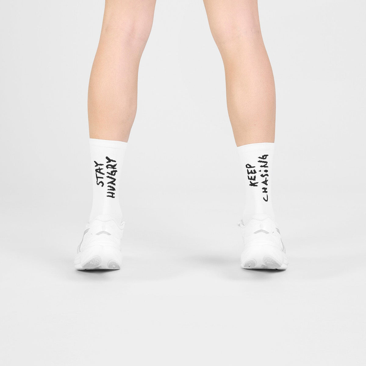 Medias de running SAYSKY Combat High, color White Stay Hungry - vista en modelo