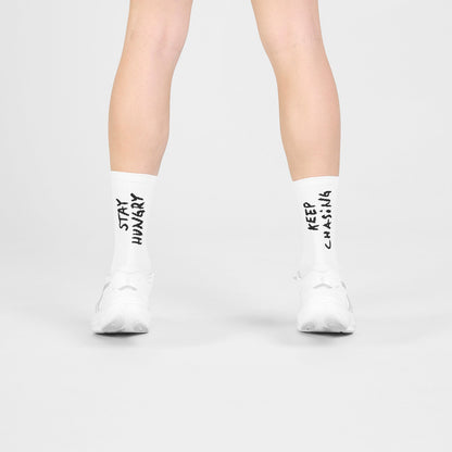 Medias de running SAYSKY Combat High, color White Stay Hungry - vista en modelo