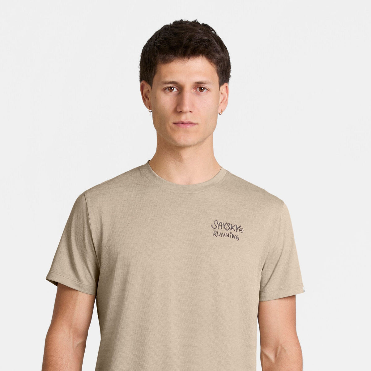 Polo de running SAYSKY Combat Pro para hombre, color Sand - vista frontal en modelo