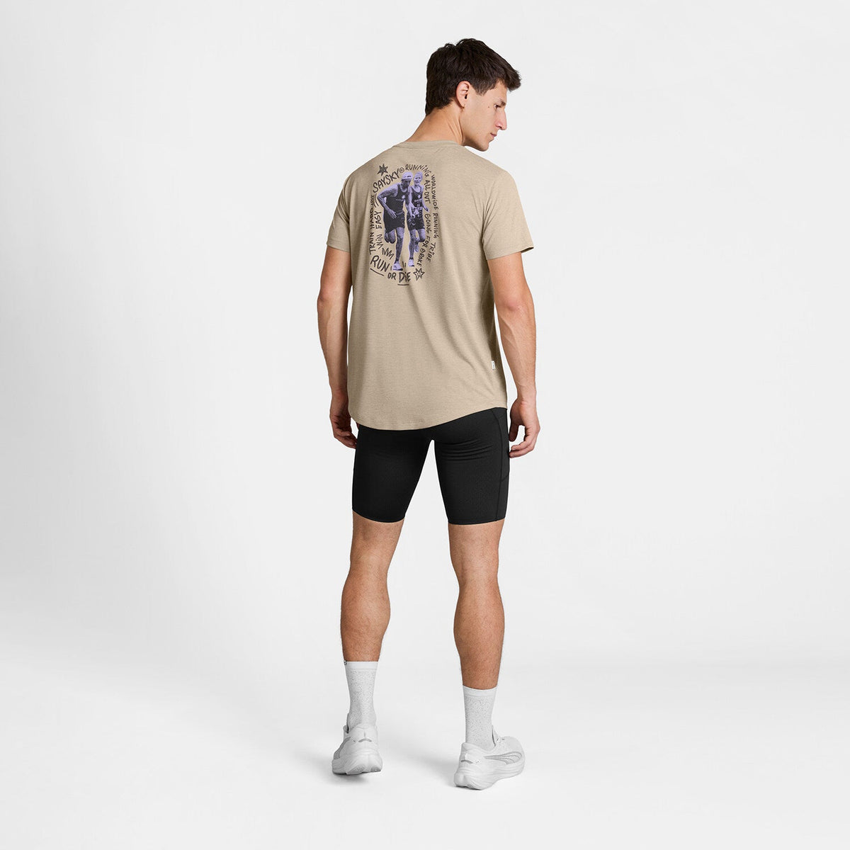 Polo de running SAYSKY Combat Pro para hombre, color Sand - vista de cuerpo entero en modelo