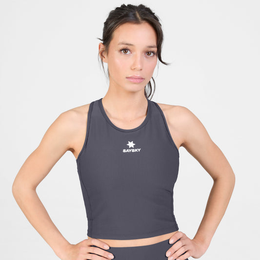 Top de running SAYSKY Combat Rib para mujer, color gris - vista frontal en modelo