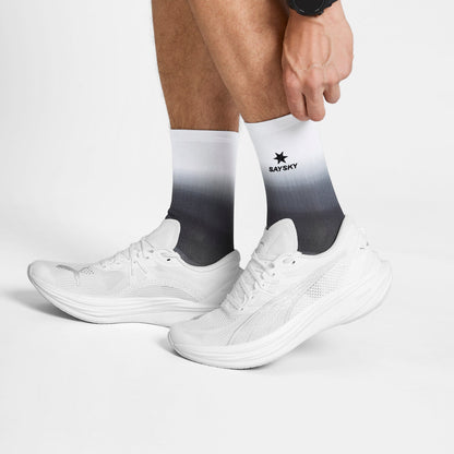 Medias de running SAYSKY Combat High, color Black Fade - vista en modelo