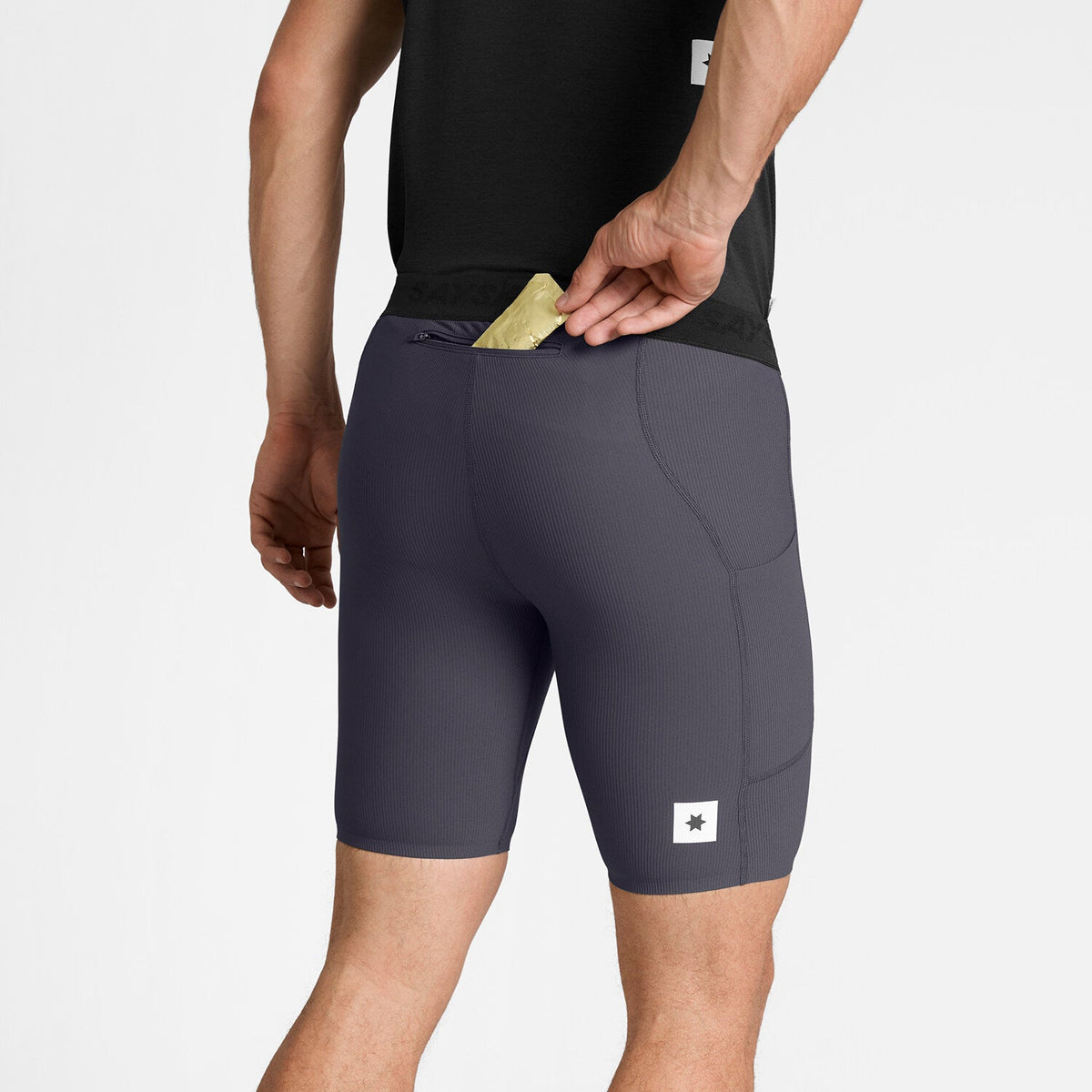 Malla corta SAYSKY Combat+ Rib 8" para hombre, color gris - vista posterior en modelo