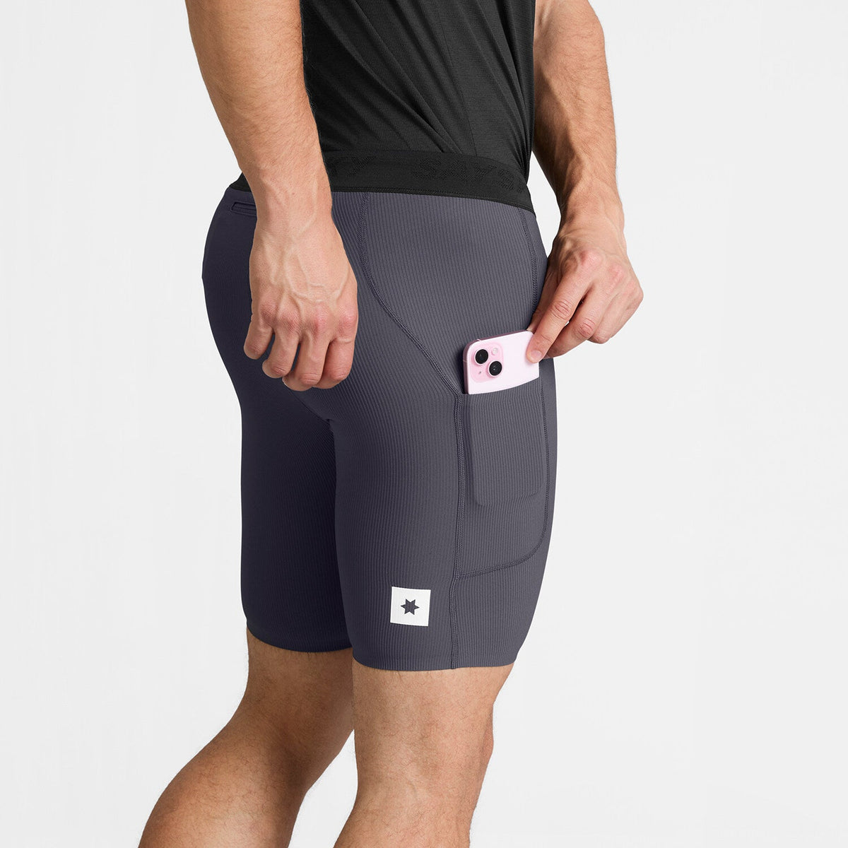 Malla corta SAYSKY Combat+ Rib 8" para hombre, color gris - vista lateral en modelo