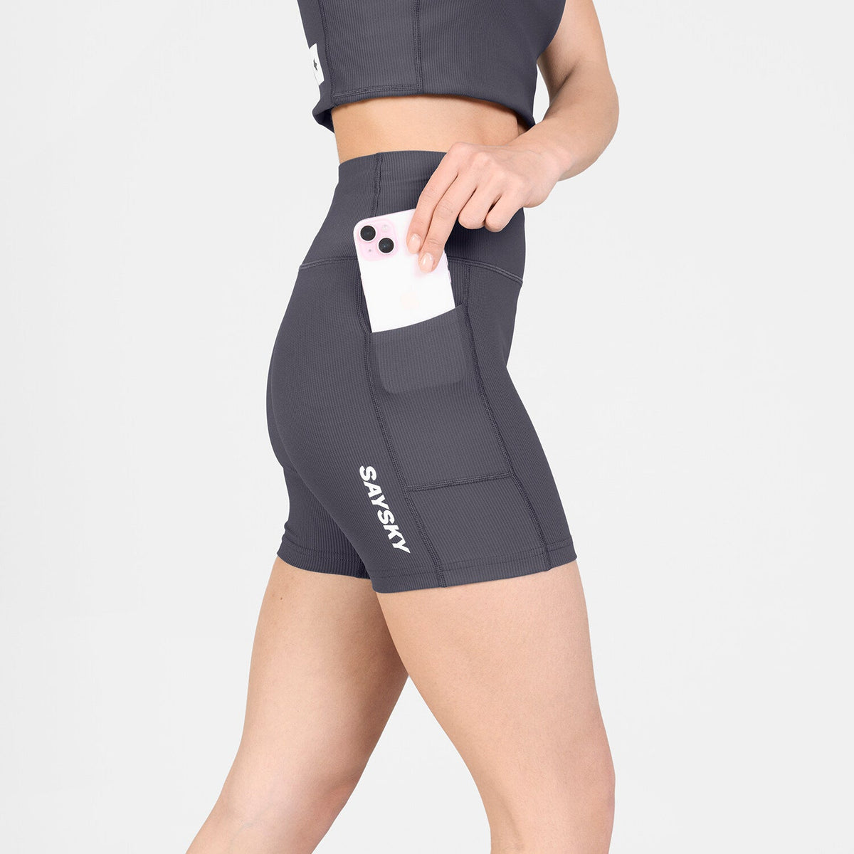 Malla corta SAYSKY Combat+ Rib 4" para mujer, color gris - vista lateral en modelo