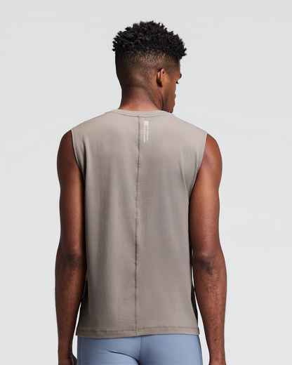 Men's Micromesh Run Tank Concrete Taupe - vista posterior en modelo
