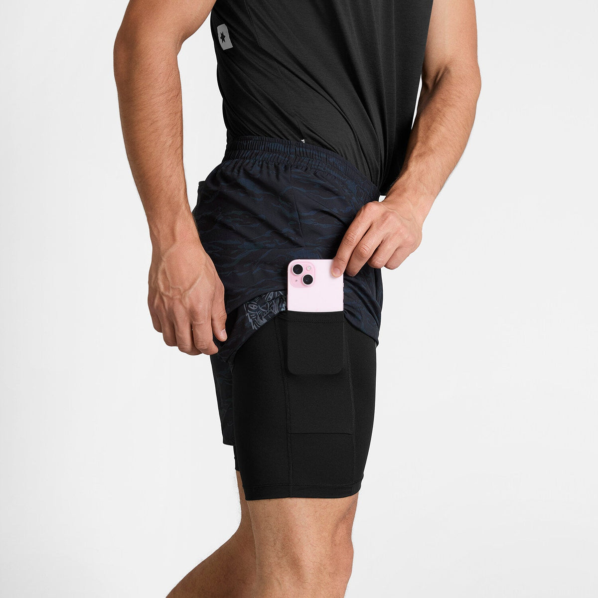 Short 2 en 1 SAYSKY 5" para hombre, color Black Camo - vista lateral en modelo