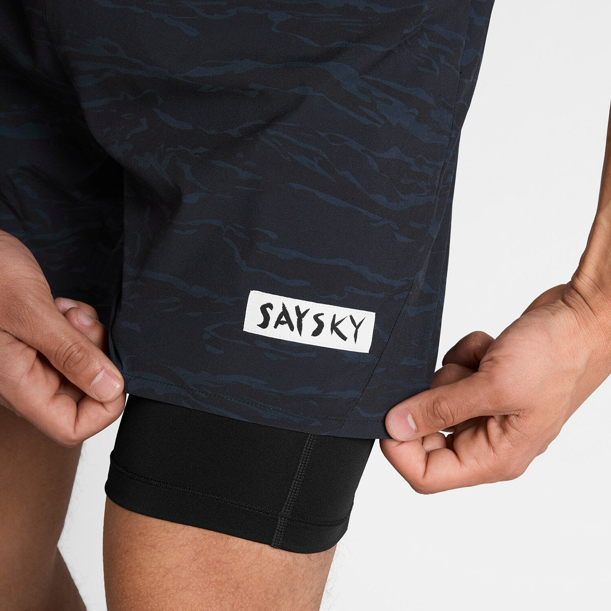 Short 2 en 1 SAYSKY 5" para hombre, color Black Camo - detalle