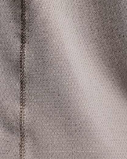 Men's Micromesh Run Tank Concrete Taupe - detalle del tejido Micromesh