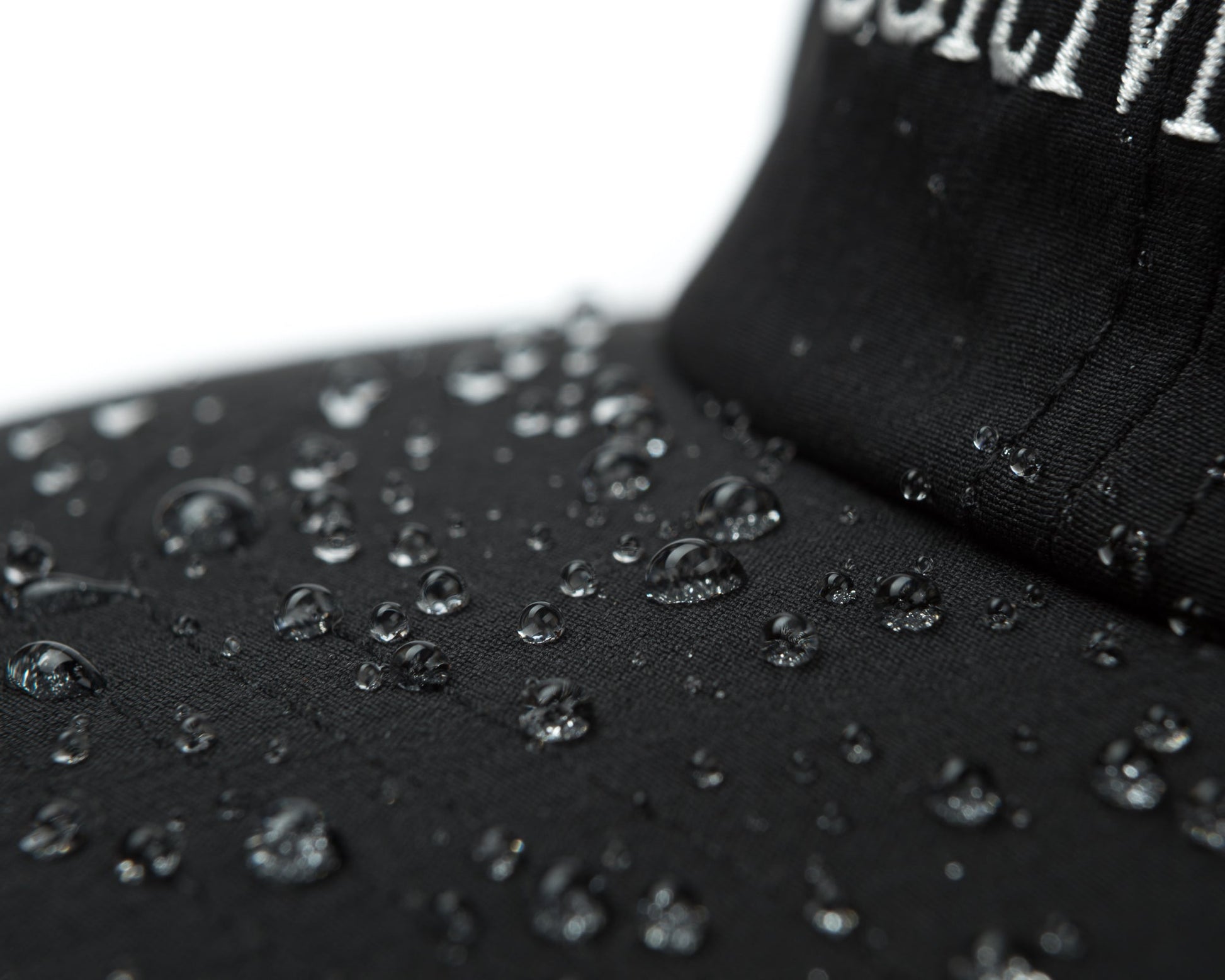 PeaceShell Running Cap - detalle del acabado repelente al agua