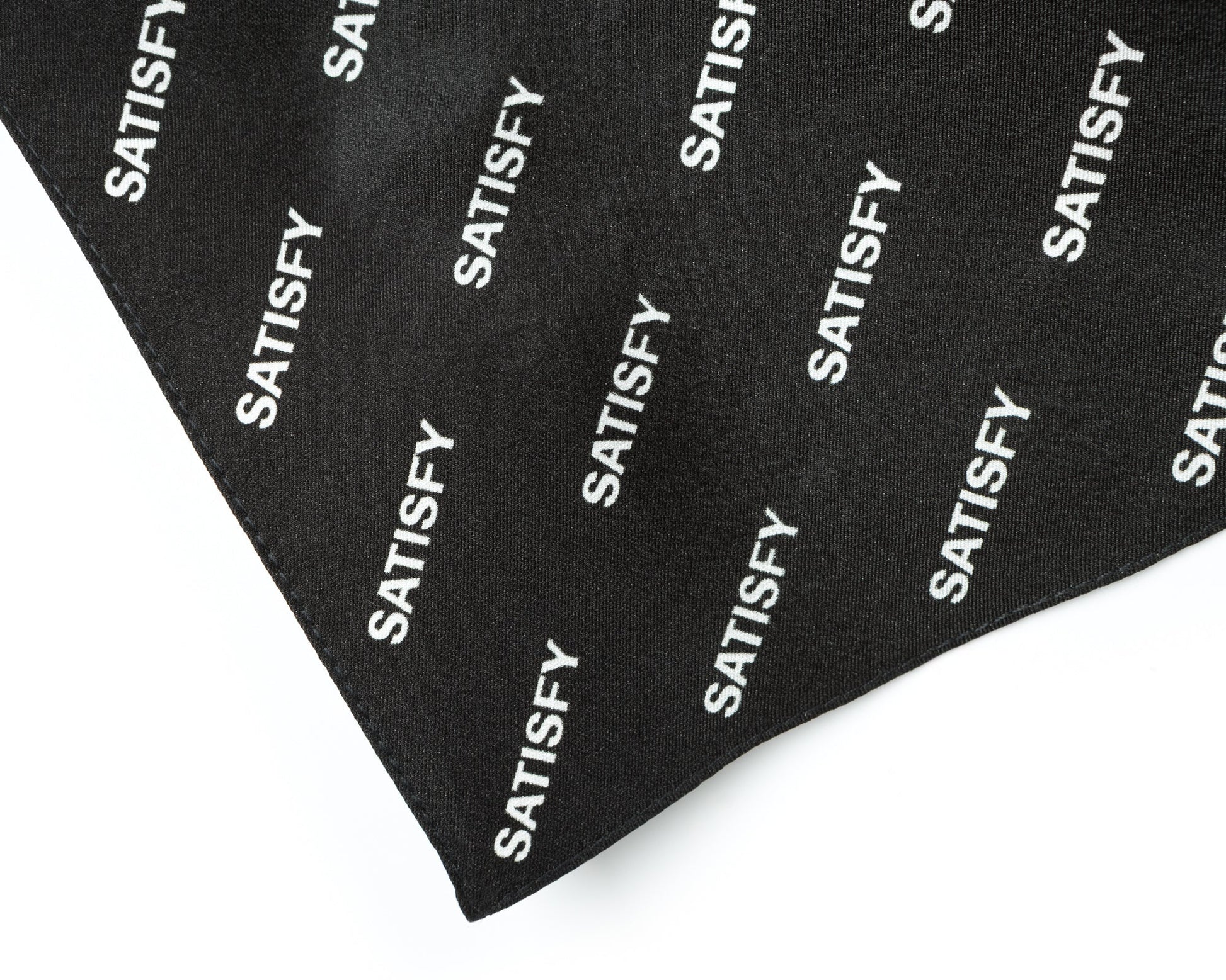 SoftCell Silk Bandana Black - detalle del estampado Satisfy doblado