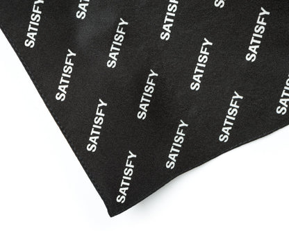 SoftCell Silk Bandana Black - detalle del estampado Satisfy doblado