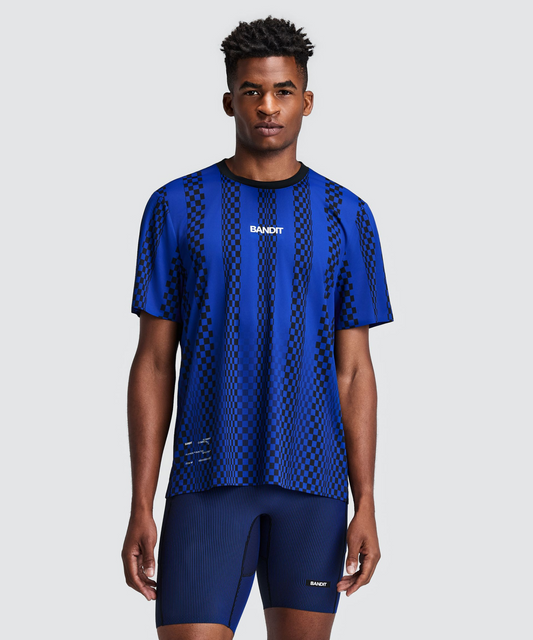 Polo de running Bandit Specter con Flopack para hombre, color Bauhaus Blue - vista frontal en modelo