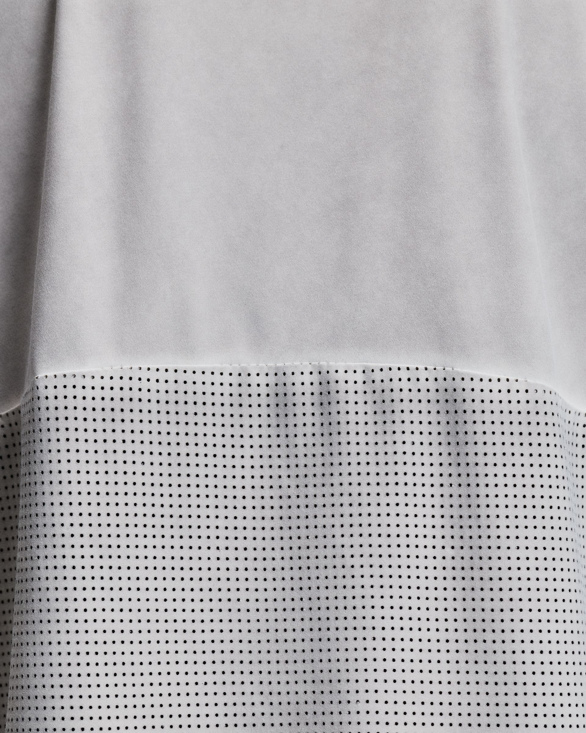 Polo de running Bandit FrioSoft Box para hombre, color Concrete Taupe - detalle de la tela perforada