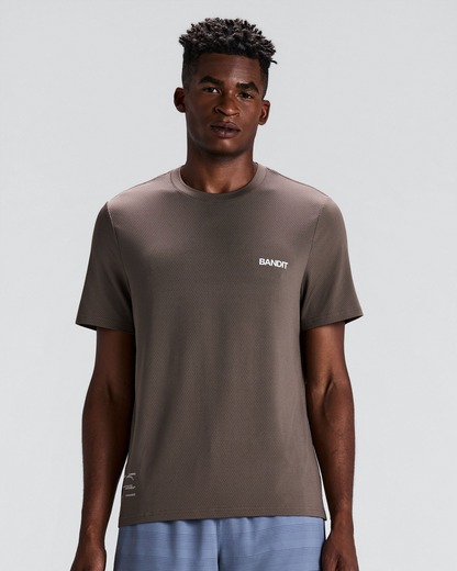 Men's Micromesh Run Tee Cocoa - vista frontal en modelo