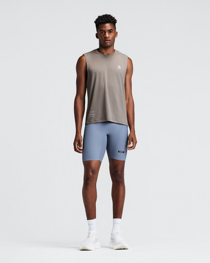 Men's Micromesh Run Tank Concrete Taupe - cuerpo completo, vista frontal en modelo