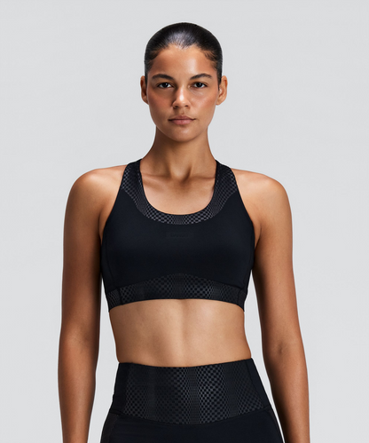 Top deportivo Bandit Stamina-V Threshold para mujer, color negro - vista frontal en modelo