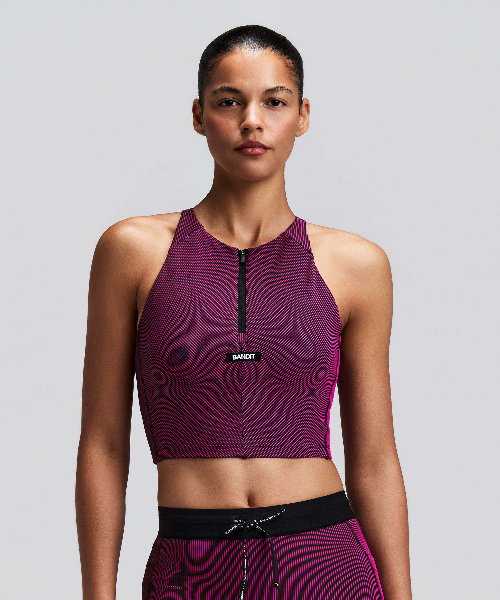 Women's Cadence Zip Front Race Crop Espresso / Azalea - vista frontal en modelo