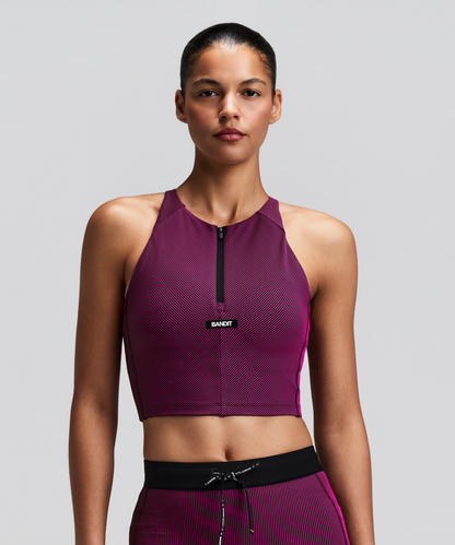 Women's Cadence Zip Front Race Crop Espresso / Azalea - vista frontal en modelo