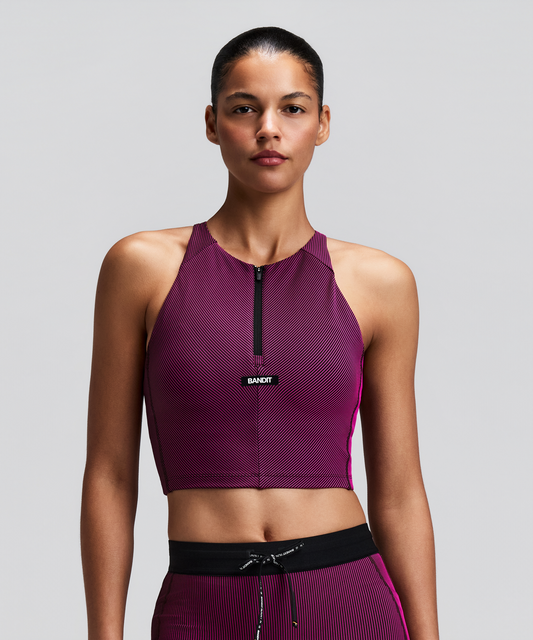 Women's Cadence Zip Front Race Crop Espresso / Azalea - vista frontal en modelo