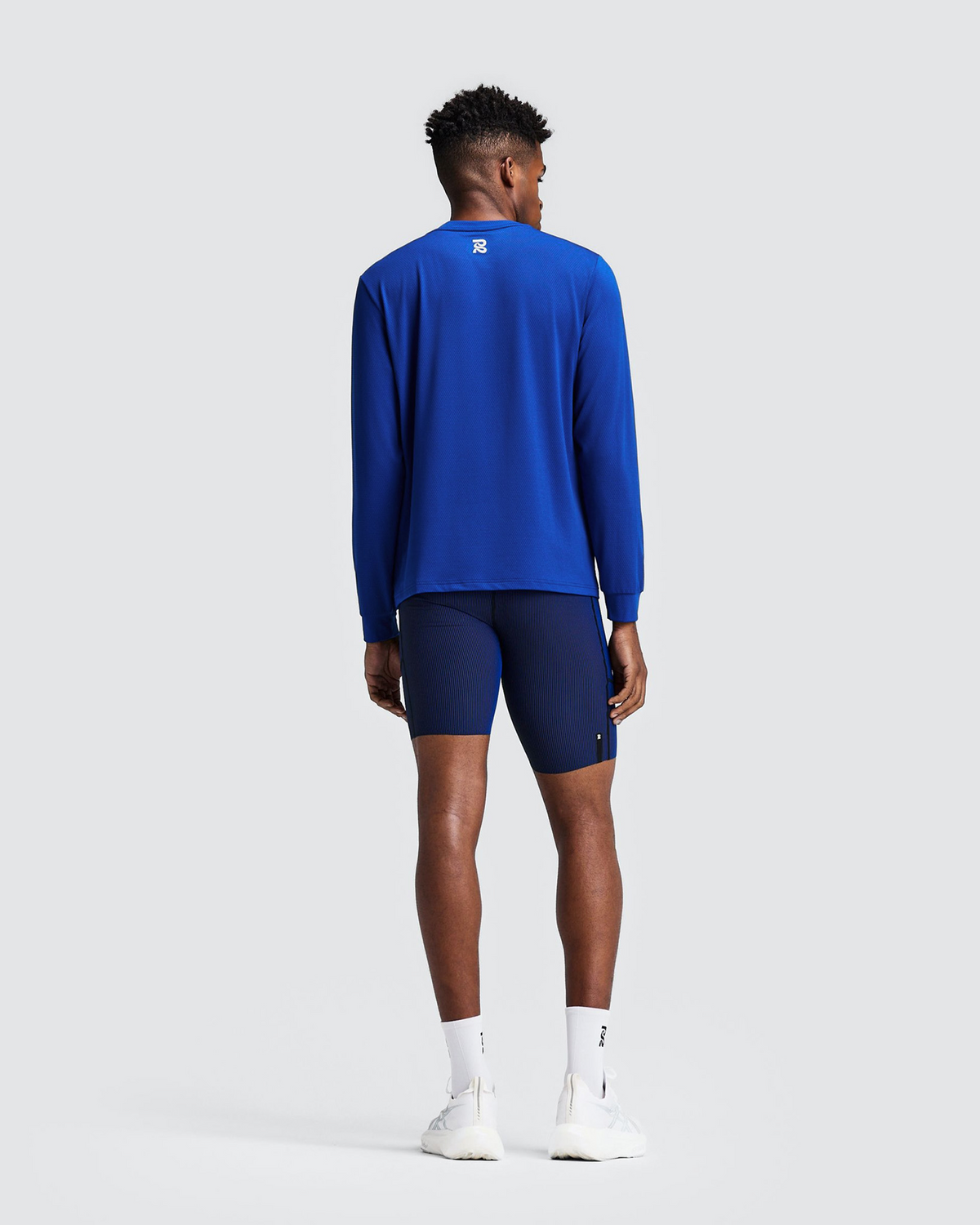 Polo manga larga Bandit Micromesh para hombre, color Bauhaus Blue - vista frontal de cuerpo entero