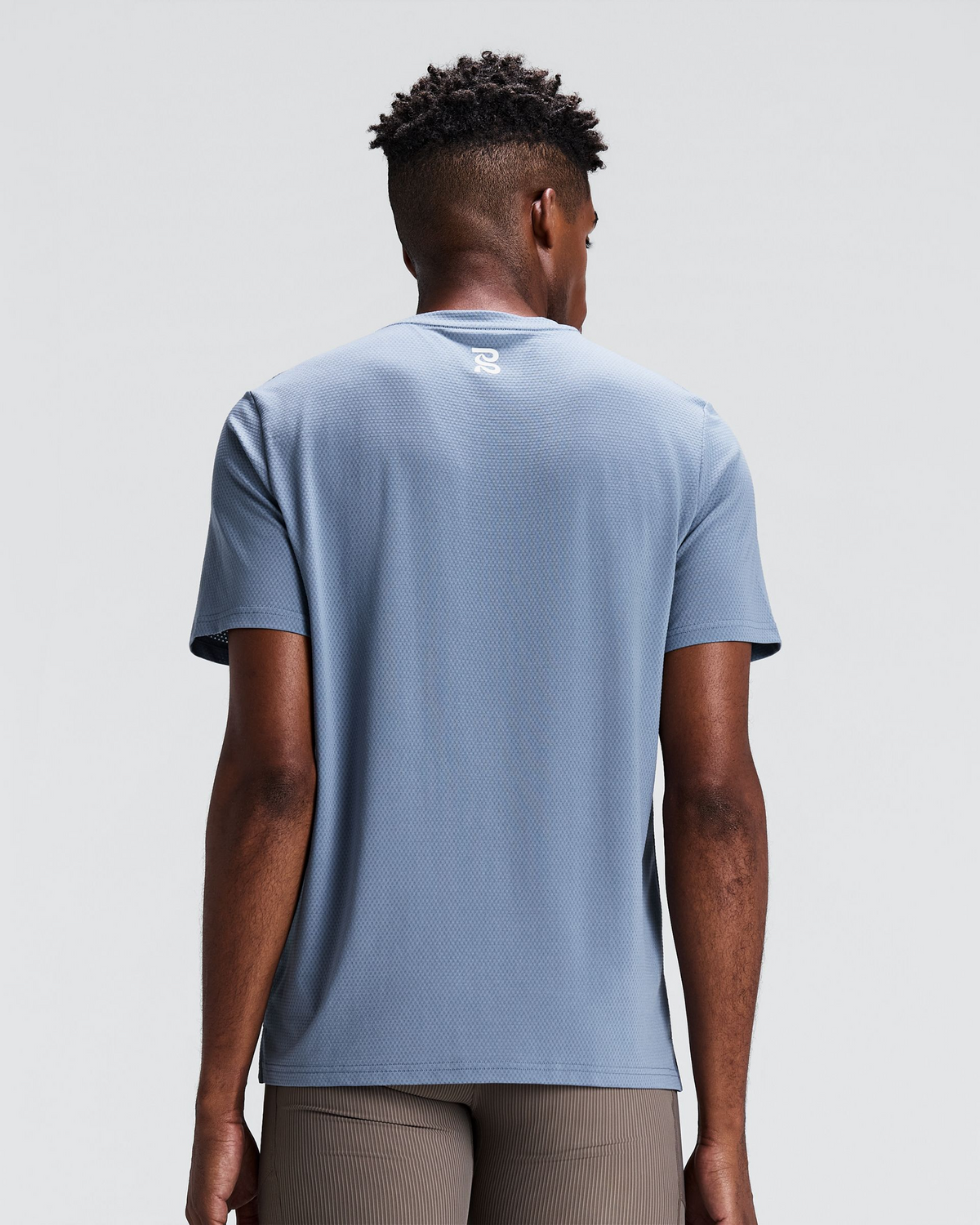 Men's Micromesh Run Tee Steel Horizon - vista posterior en modelo