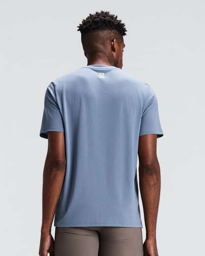 Men's Micromesh Run Tee Steel Horizon - vista posterior en modelo