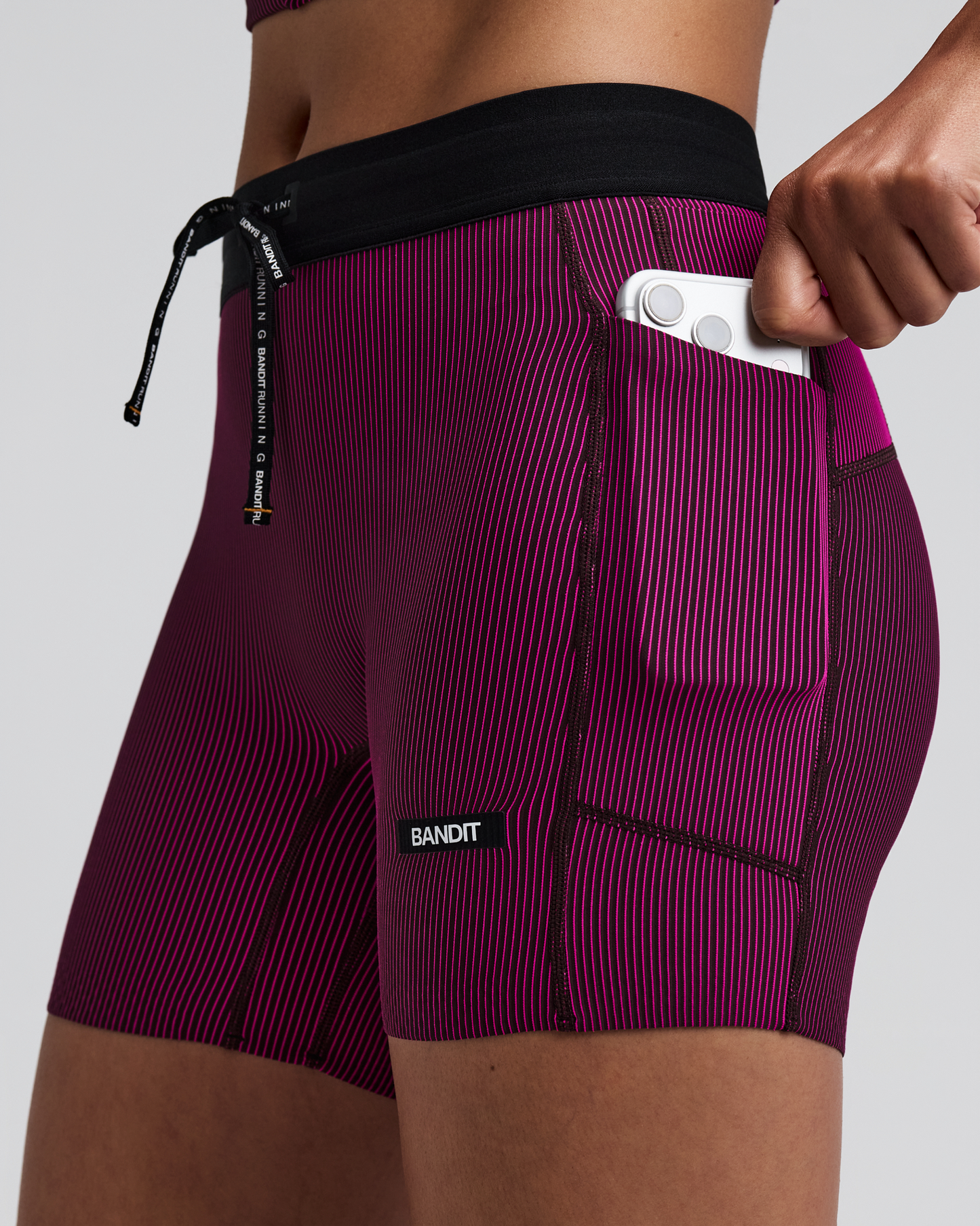Women's Cadence Comp. Shorts Espresso / Azalea - vista lateral con bolsillo