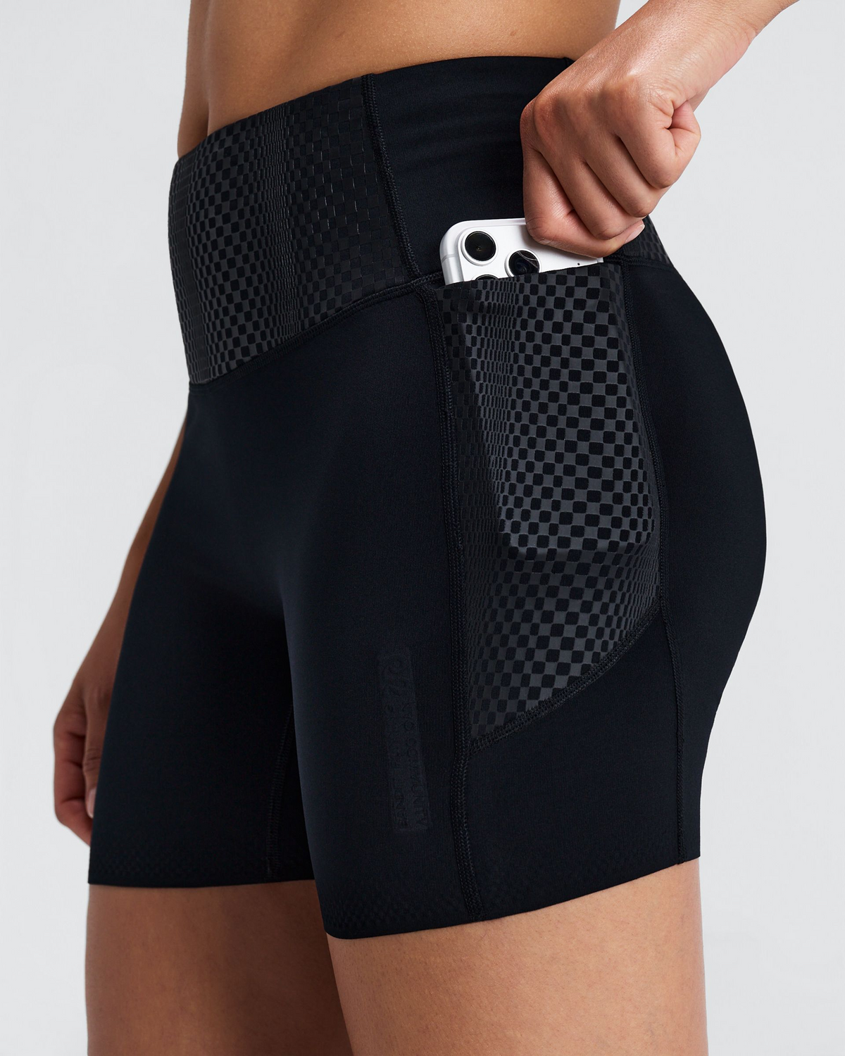 Short de compresión Bandit Stamina-V Threshold para mujer, color negro - detalle del bolsillo lateral