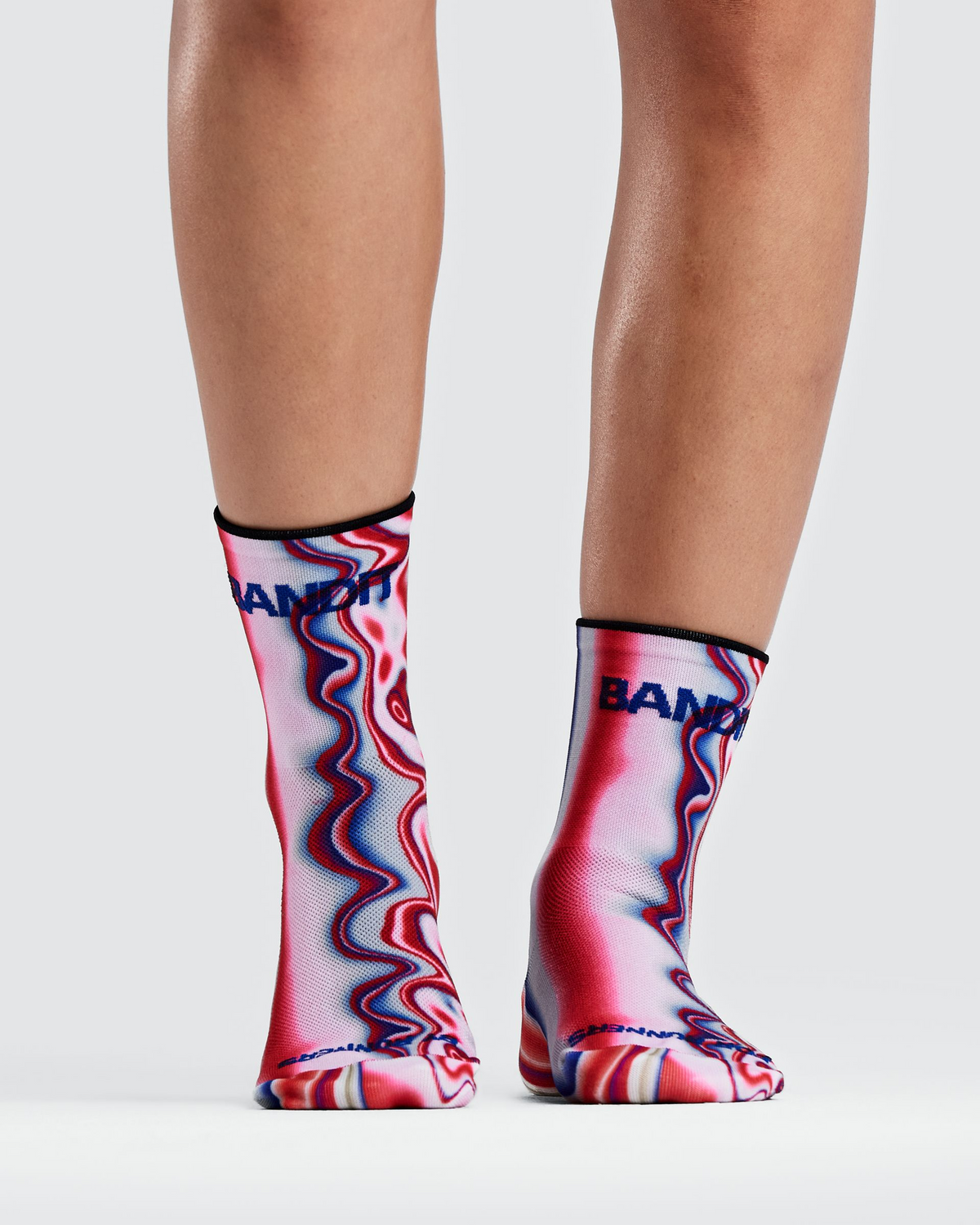 Medias de running Bandit Lite Run, color Melted Stripe Gradient - vista frontal en modelo