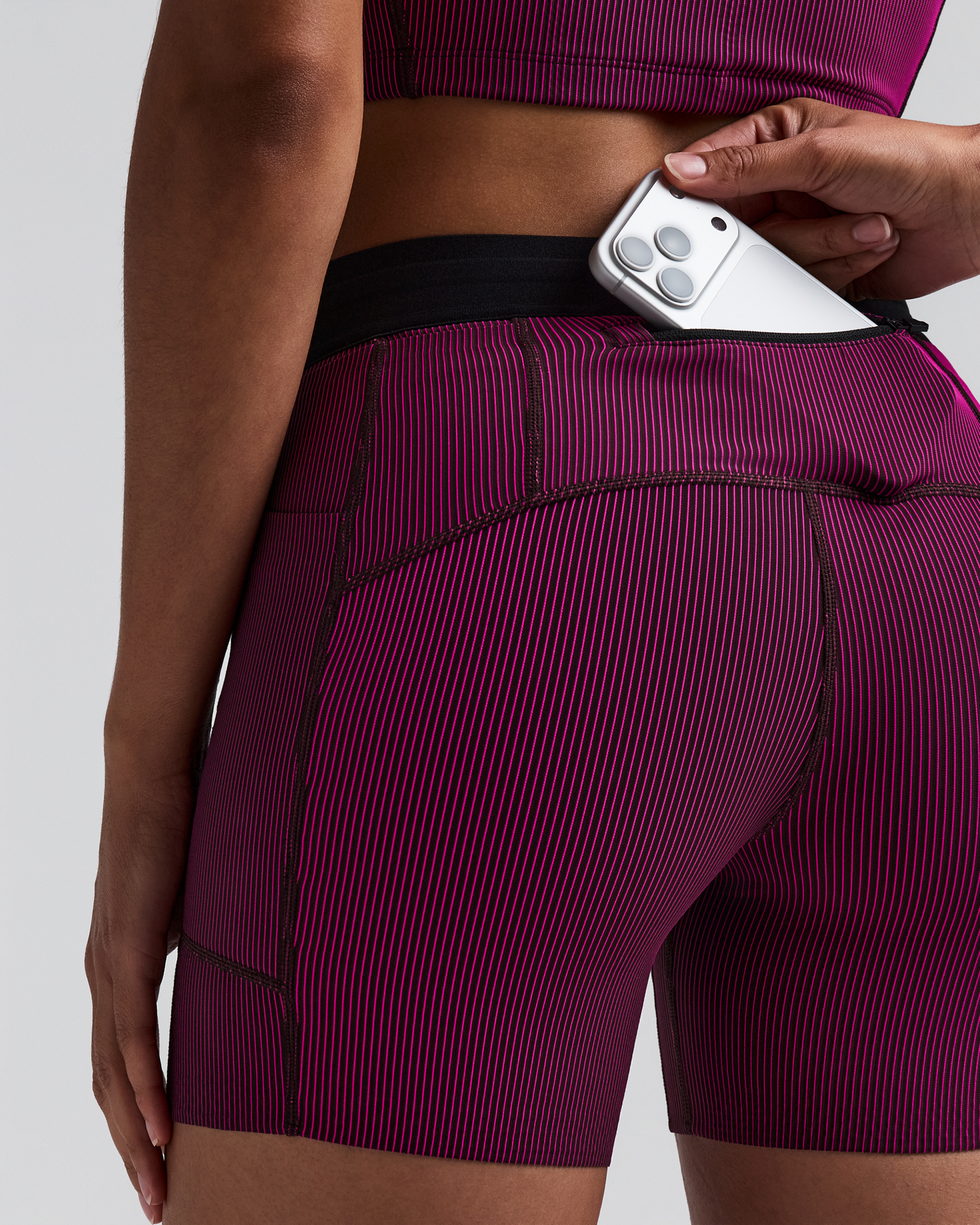 Women's Cadence Comp. Shorts Espresso / Azalea - detalle bolsillo posterior para telefono