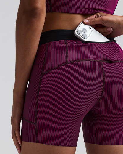 Women's Cadence Comp. Shorts Espresso / Azalea - detalle bolsillo posterior para telefono