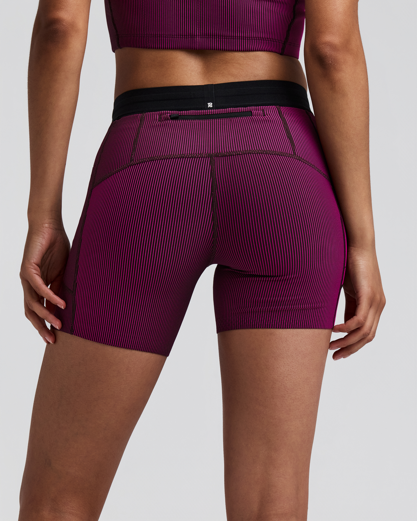 Women's Cadence Comp. Shorts Espresso / Azalea - vista posterior en modelo