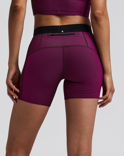 Women's Cadence Comp. Shorts Espresso / Azalea - vista posterior en modelo