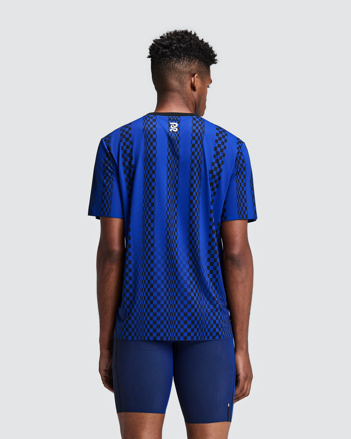 Polo de running Bandit Specter con Flopack para hombre, color Bauhaus Blue - vista posterior en modelo