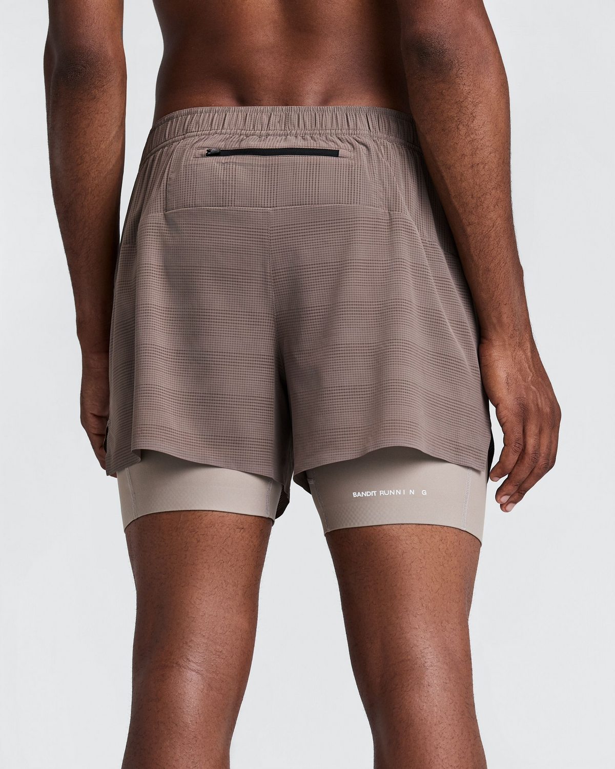 Short 2 en 1 Bandit CoolGrid para hombre, color Cocoa - vista posterior en modelo