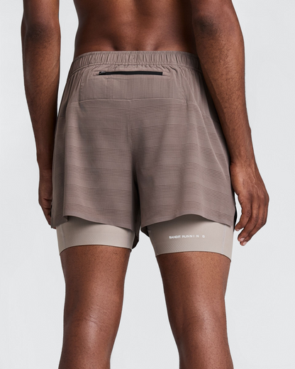 Short 2 en 1 Bandit CoolGrid para hombre, color Cocoa - vista posterior en modelo