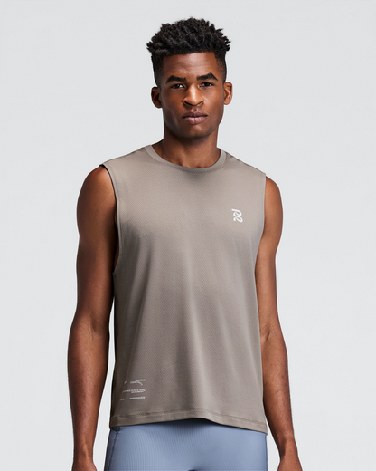 Men's Micromesh Run Tank Concrete Taupe - vista frontal en modelo
