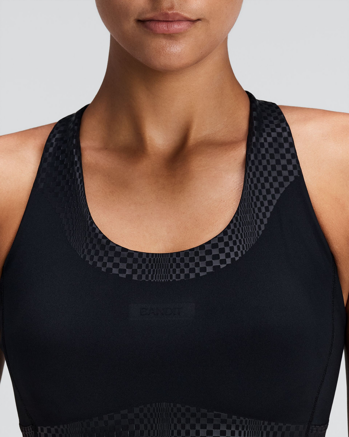 Top deportivo Bandit Stamina-V Threshold para mujer, color negro - detalle frontal