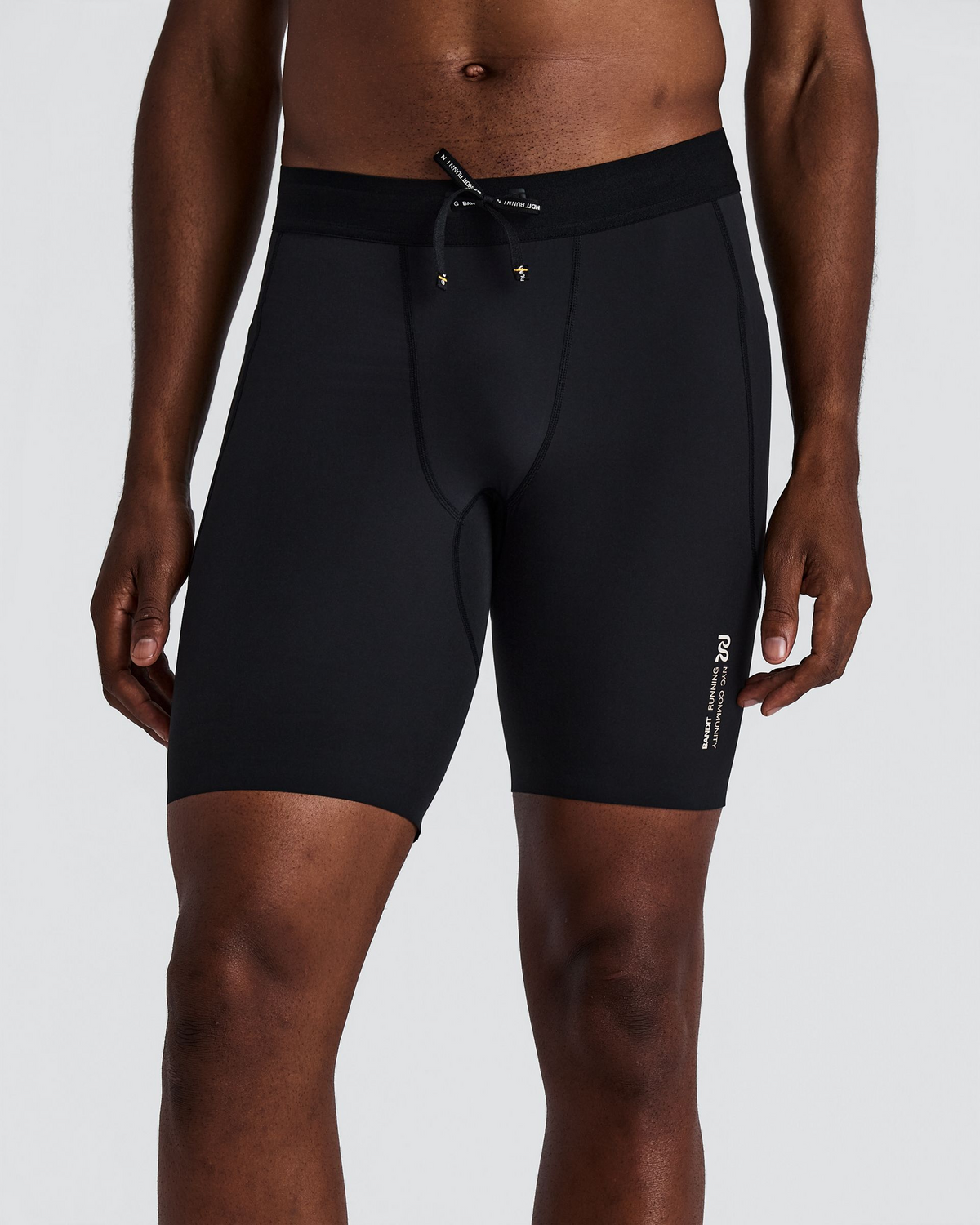Malla corta Bandit SoLite para hombre, color negro - vista frontal en modelo